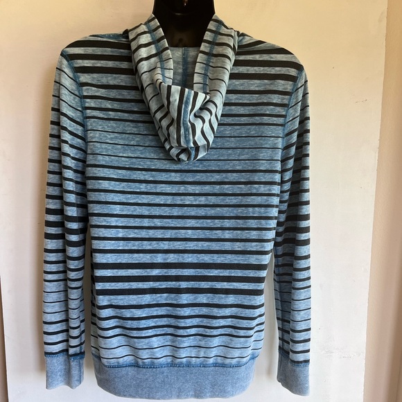 On the Byas pull over lite weight hoodie with front pouch pockets, mens medium - Picture 4 of 5